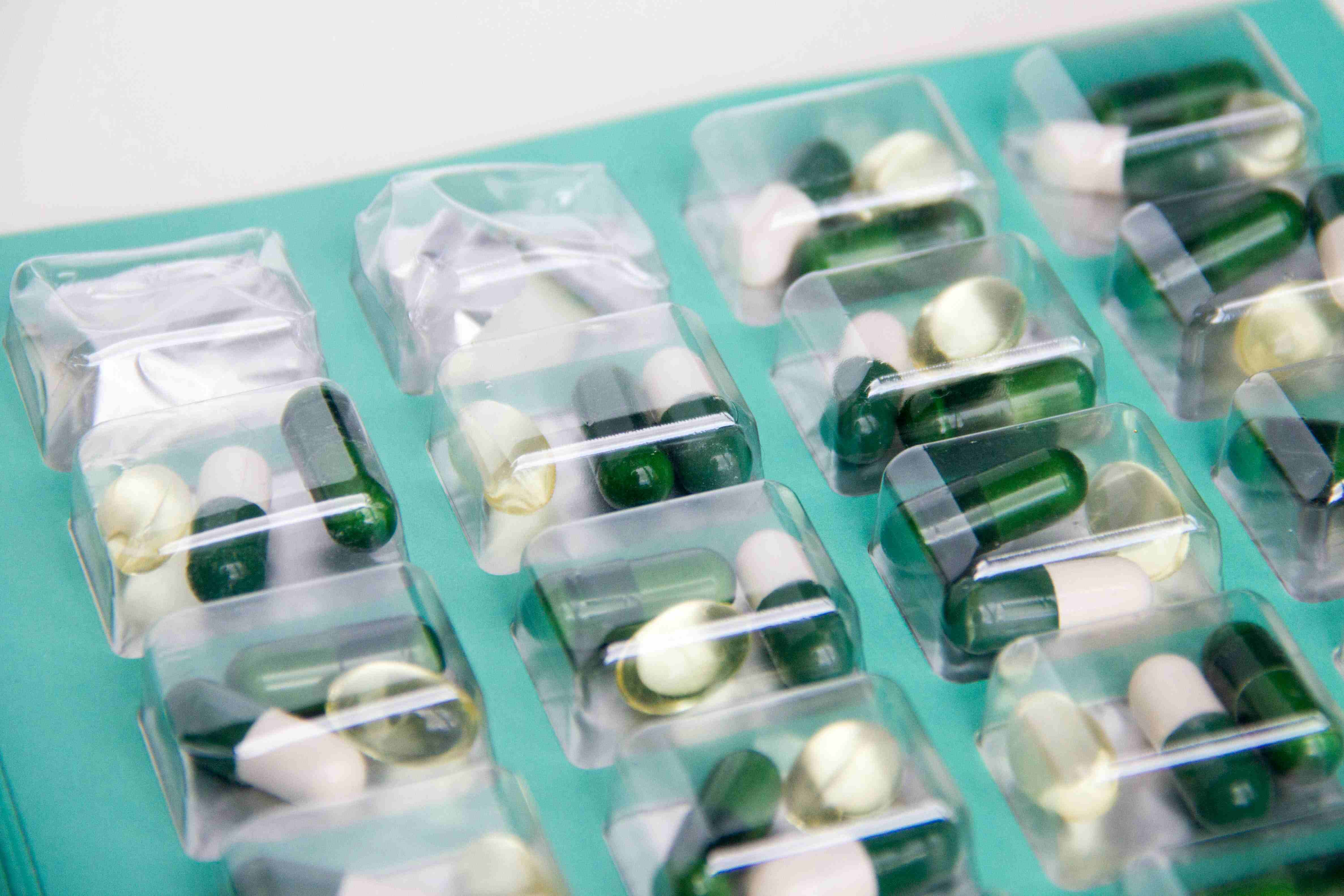 Obat-obatan resep dan bebas di Apotek Mega Legenda